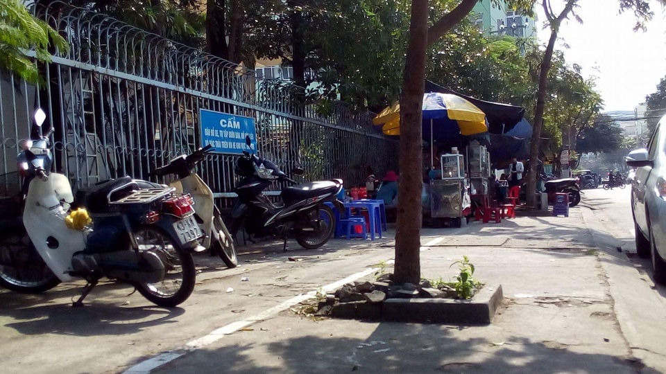 Người đi bộ bị đẩy xuống đường, vỉa hè "oằn mình" gánh tải - 13 Hay là buôn bán