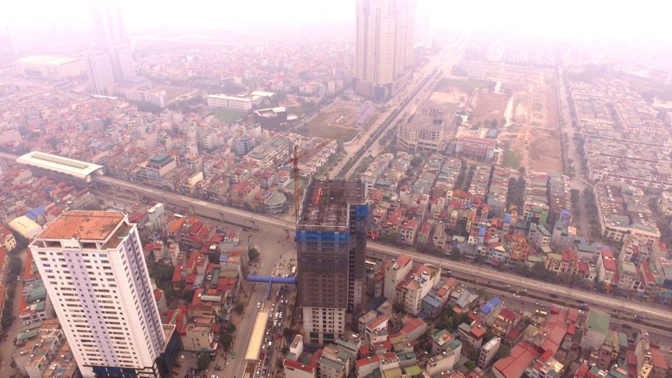 FLC Star Tower nằm ở địa chỉ 418 Quang Trung – Hà Đông, tiếp giáp 2 mặt đường Quang Trung và Lê Trọng Tấn, thừa hưởng hạ tầng giao thông tiện lợi như nhà ga tàu cao tốc trên cao (cách 300m), liền kề đường đi bộ trên cao, bến xe buýt nhanh BRT.