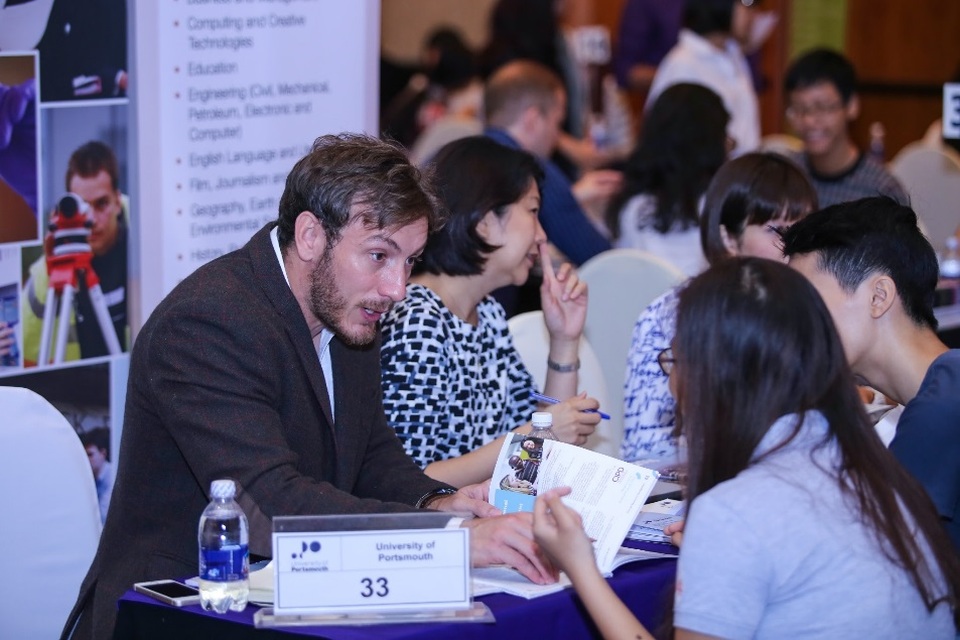 Những suất học bổng chỉ có tại Triển lãm Du học 45 trường Anh Quốc - 2
Học sinh được tư vấn trực tiếp và miễn phí tại eduFaiUK