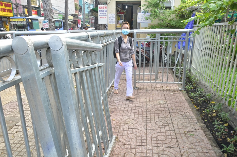 Tháo dỡ bớt rào chắn như “mê hồn trận” trước Bệnh viện Chợ Rẫy - 3 Sau khi báo chí phản ánh, sáng nay 2/3, UBND phường 12, quận 5 đã cho người cắt bớt các thanh chắn, chỉ chừa lại 3 thanh chắn ngang