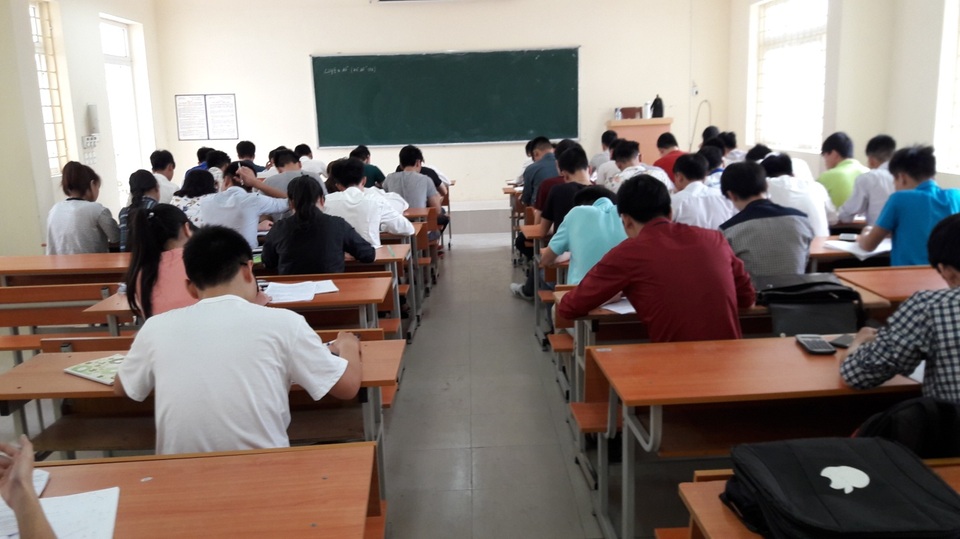 Các em học sinh đang chăm chỉ làm bài trong giờ học.