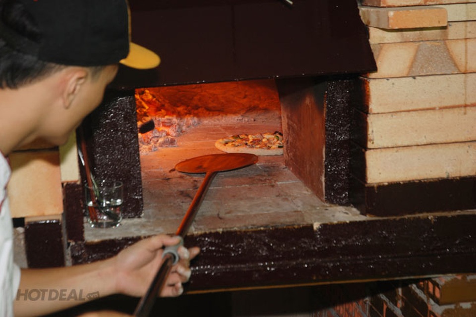 Điểm danh những nhà hàng Pizza nướng củi hiếm hoi ở Hà Nội - 2 Pizza được đưa vào lò nướng củi