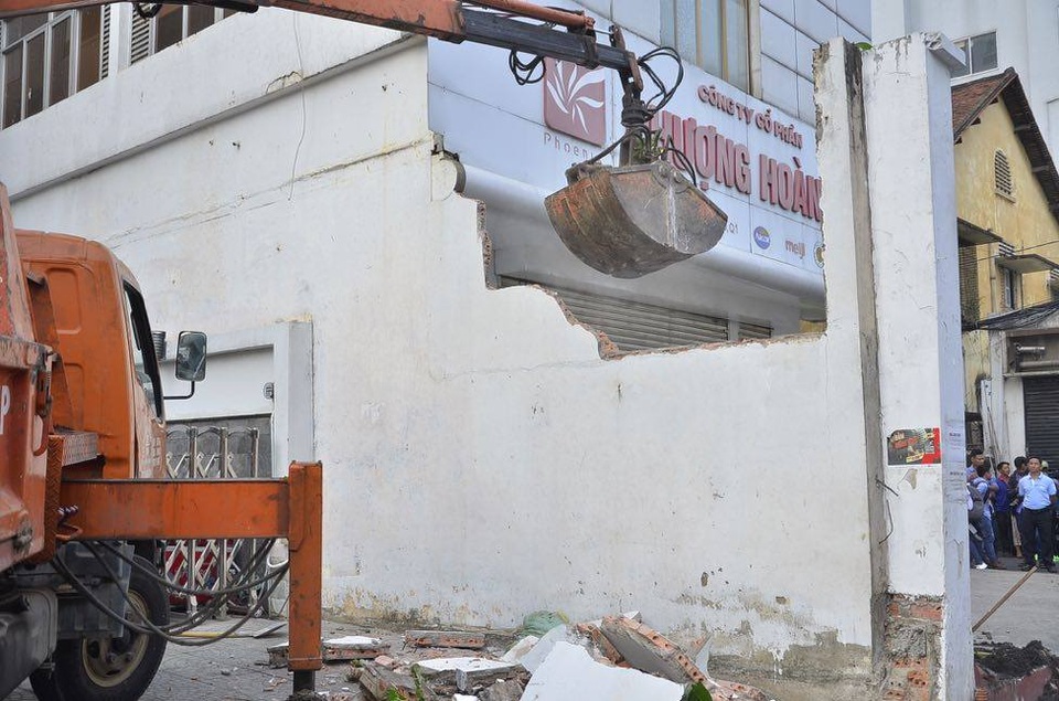 
Đập bức tường tại 12 Nguyễn Thị Minh Khai, trước công ty Quản lý nhà TP
