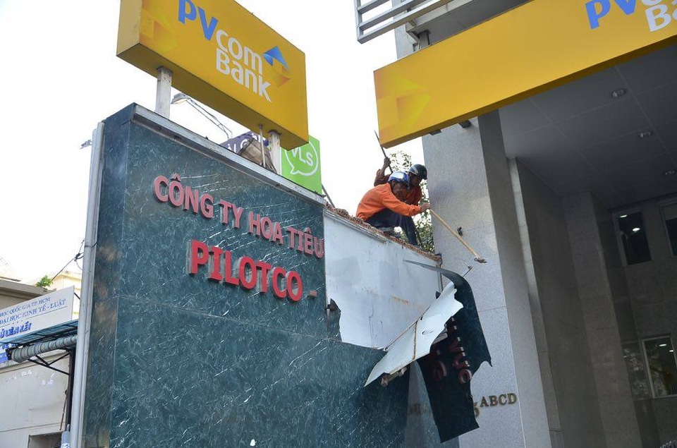 Quận 1 tiếp tục đập tường, bứng cây chiếm hè phố - 6