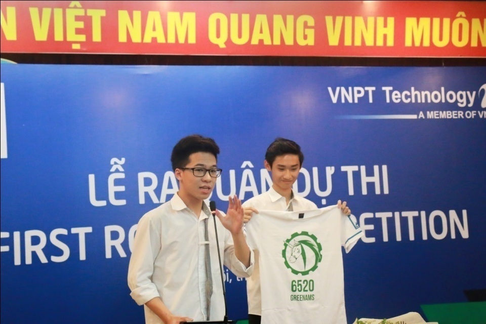 Amsterdam chính thức ra quân bước lên sàn đấu trực tiếp của FIRST Robotics Competition - 2 Đại diện của GART giới thiệu về áo đồng phục và logo của đội.