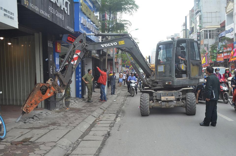 Hà Nội tăng cường cần cẩu, máy xúc "giải phóng" vỉa hè - 3 Tại tuyến phố Nguyễn Lương Bằng, lực lượng chức năng huy động máy phá bê tông cỡ lớn để xử lý các trường hợp lấn chiếm vỉa hè, lòng đường.