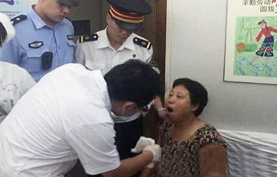 Người phụ nữ cười sái quai hàm theo đúng nghĩa đen - 1 Bà Chiao cười sái quai hàm trong khi chơi bài với chồng trên tàu