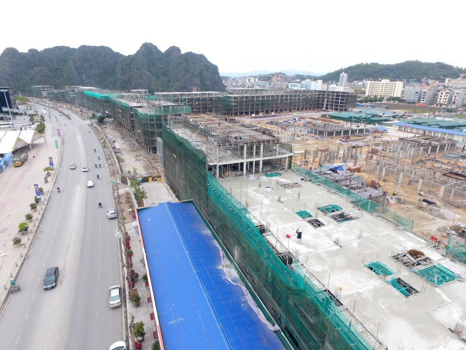 Hầu hết các lô liền kề đã hoàn thiện xong sàn tầng 5, tầng 6 sẵn sàng bàn giao cho khách. Đợt 1 (tháng 10/2016). Đợt 2 (tháng 1/2017)