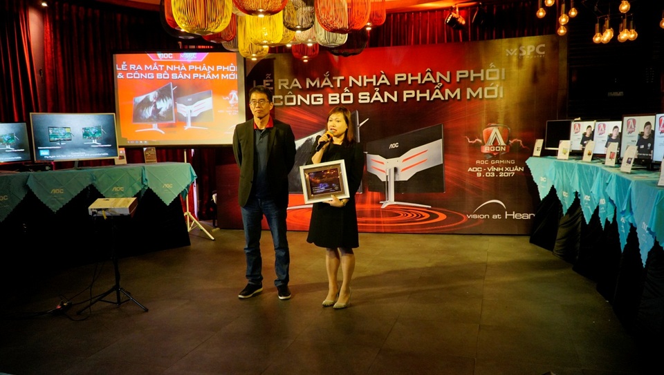 AOC công bố nhà phân phối mới và ra mắt dòng sản phẩm màn hình cỡ lớn tại Việt Nam - 2 (Ông Kevin – đại diện AOC và bà Ngô Thị Kim Ngân - Tổng giám đốc Công ty cổ phần máy tính Vĩnh Xuân phát biểu tại sự kiện)