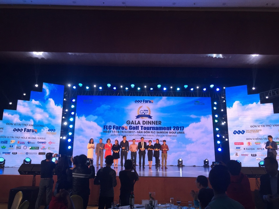 Danko Group trao tài trợ Hole in One cho gôn thủ xuất sắc - 2 Ông Đàm Quốc Hiệp – Phó Tổng Giám đốc Thường trực Danko Group (thứ tư từ phải qua) nhận kỷ niệm chương từ Ban tổ chức giải FLC Faros Golf Tournament 2017