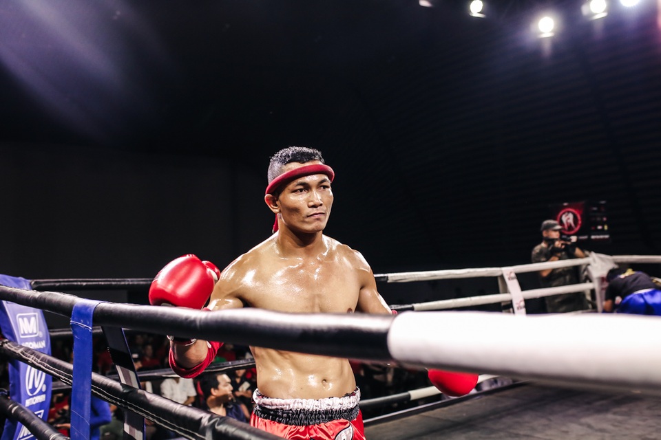 Đối thủ của của Palasak cũng không thua kém. Siu A Then (võ sĩ mặc trang phục đỏ) đã có 7 năm công tác huấn luyện và thi đấu cho California Fitness and Yoga, anh còn đang nắm giữ huy Chương Vàng giải Muay Thai Lets Viet.