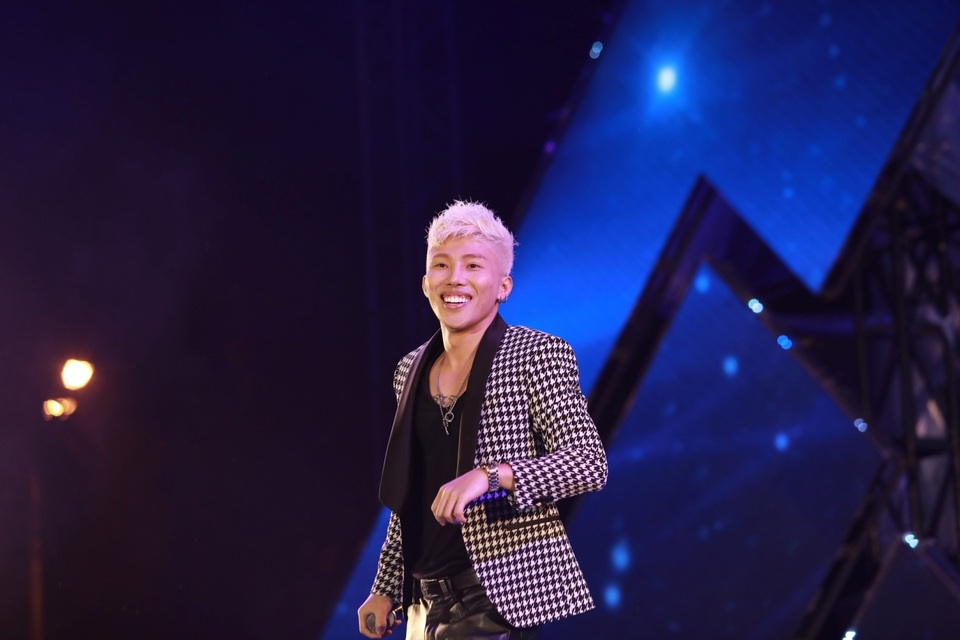 Nam ca sĩ Mr.T đã có màn “chào sân” ấn tượng khi trình bày 3 bài hát quen thuộc “Butterfly”, “Tell me why” và “Ăn gì đây”