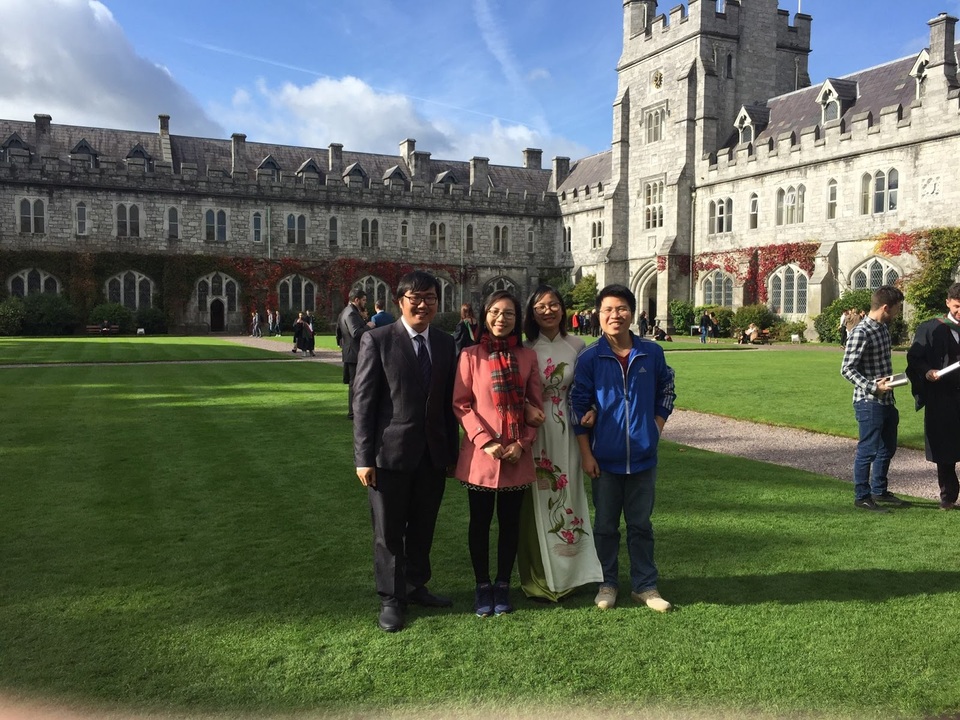 Du học Ireland – Khởi đầu thành công ở nơi bất ngờ! - 2
Bạn Đào Việt Dũng (ngoài cùng bên phải) hiện đang học Thạc sĩ chuyên ngành Quản lý Tài sản thuộc ngành Tài chính tại Trường Đại học Cork (UCC) với học bổng 20%