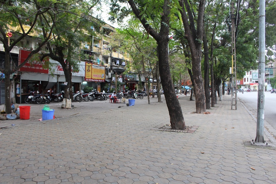 Dọn dẹp vỉa hè: Hàng loạt cửa hàng sa thải nhân công - 2
Một con phố tại quận Đống Đa, Hà Nội có vỉa hè và sân hè rất rộng đều bị dọn dẹp bởi chiến dịch vỉa hè.