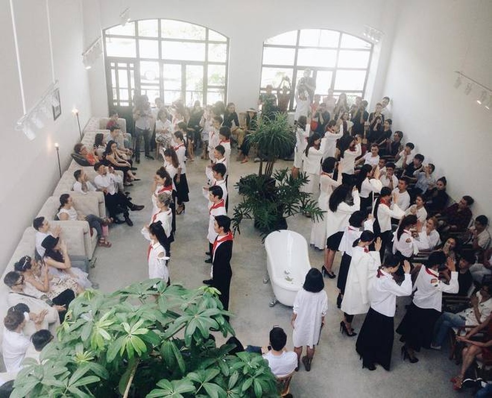 Hoa hậu Sella Trương ủng hộ dự án từ thiện vì trẻ em vùng cao - 2 Các người mẫu trình diễn trang phục và thắt trên vai chiếc khăn quàng đỏ mang thông điệp “Vì trẻ em vùng cao”