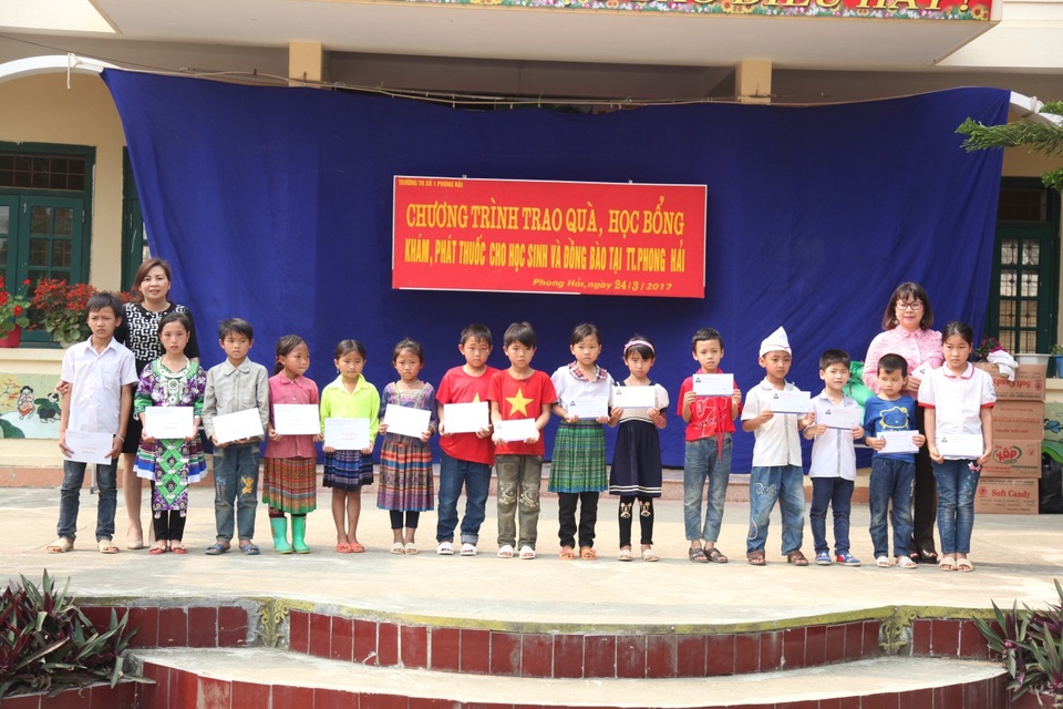 
			Bà Trần Nhật Tân (bên phải), Phó Giám đốc Phân hiệu Đại học Thái Nguyên tại tỉnh Lào Cai trao học bổng cho các em học sinh giỏi có hoàn cảnh khó khăn
			