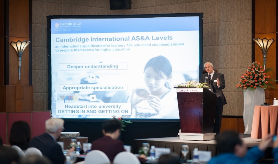 Cơ hội vào các trường Đại học top đầu trên thế giới ngay tại Việt Nam - 2 Ông Ben Schmidt – đại diện hội đồng khảo thí Cambridge (CIE) – Giám đốc cấp cao Vùng Châu Á - Thái Bình Dương.