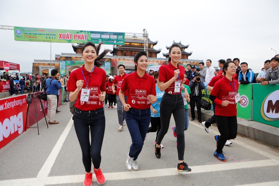 Hoa hậu Ngọc Hân và Á hậu Thanh Tú xinh đẹp trên đường đua Việt dã - 2 Hoa hậu Ngọc Hân và Á hậu Thanh Tú xinh đẹp trên đường đua Việt dã - 2