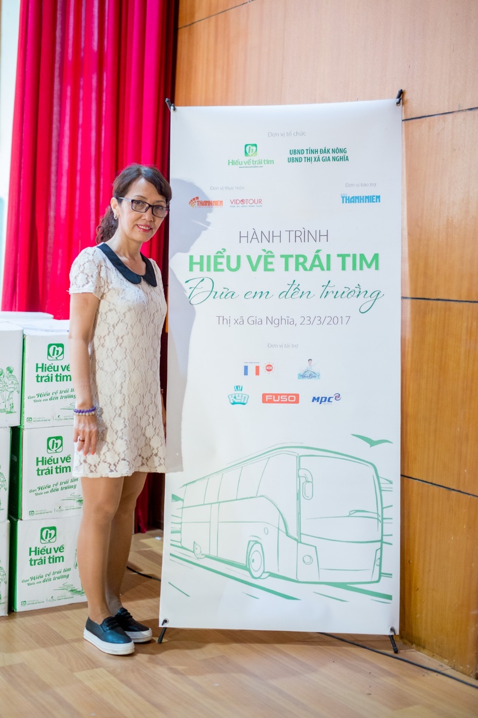Công ty Nhựa Long Thành đồng hành cùng quỹ từ thiện Hiểu về trái tim - 2 Chị Hương đại diện công ty Nhựa Long Thành trong chuyến từ thiện lần này