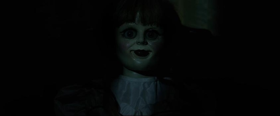 Búp bê ma Annabelle trở lại - 2
Sau 20 năm kể từ cái chết của đứa con gái xấu số, họ quyết định cưu mang một vài đứa trẻ mồ côi. Những cô bé hồn nhiên ấy chưa kịp vui sướng với căn nhà mới đã phải chứng kiến các hiện tượng kinh dị. Họ liên tục bị quấy phá bởi hồn ma tà ác được trú ngụ trong con búp bê Annabelle.