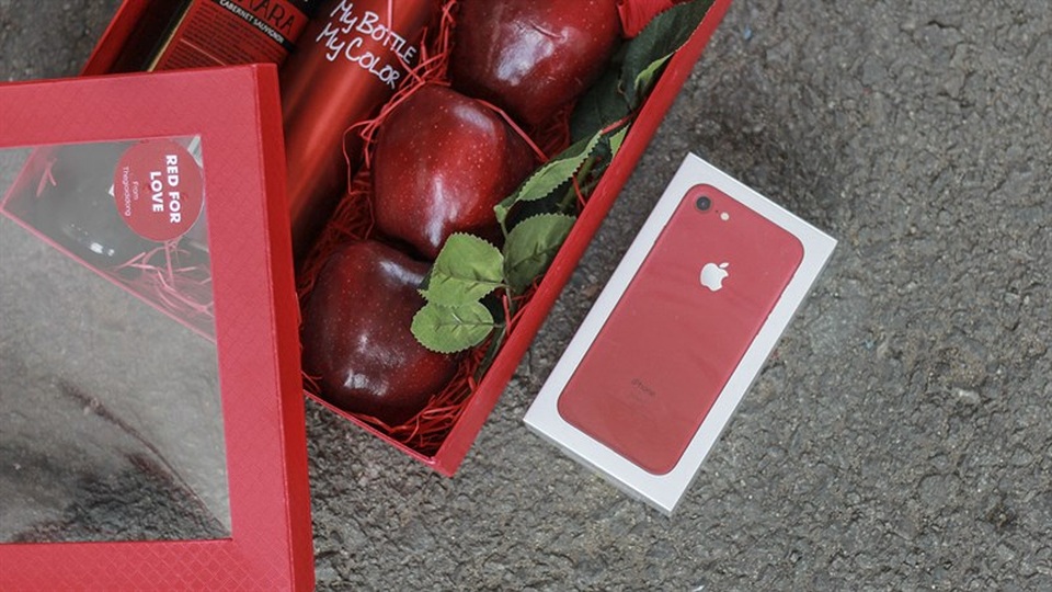Thế Giới Di Động giao những chiếc iPhone 7 Red đầu tiên ngay trong ngày cuối tuần - 3 Đây là sự kết hợp hoàn hảo, một tượng trưng cho công nghệ đỉnh cao, một đại diện cho tình yêu thương đẹp đẽ