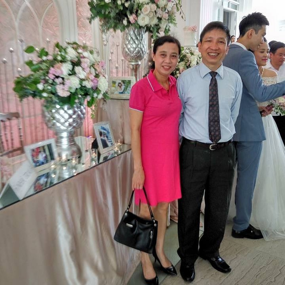 Phòng tân hôn "1 giường, 1 ri đô mỏng manh" của cô dâu Hà thành - 3 Vợ chồng ông Việt hiện tại.