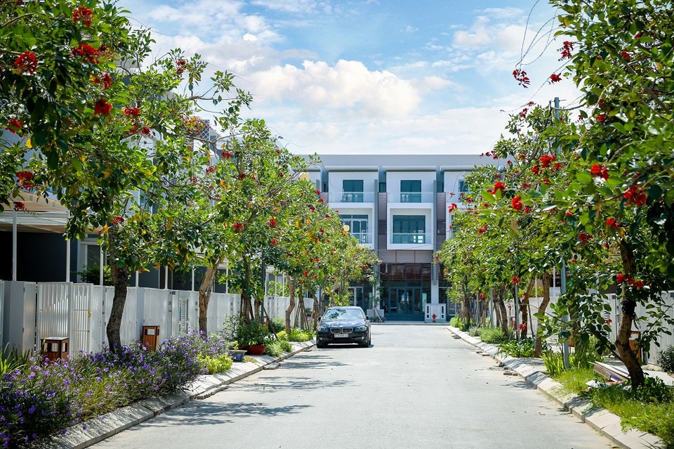 Giải được bài toán giao thông, bất động sản khu Đông vụt sáng - 2
PhoDong Village được thiết kế theo kiến trúc đương đại của Singapore kết hợp hài hòa với thiết kế cảnh quan của Pháp