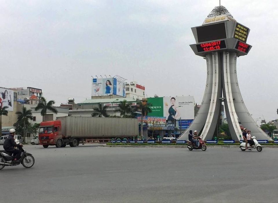 Hãi hùng chen chân cùng xe container trên phố - 13
Một chiếc xe khủng đang đi vào vòng xuyến khu vực Big C Nam Định