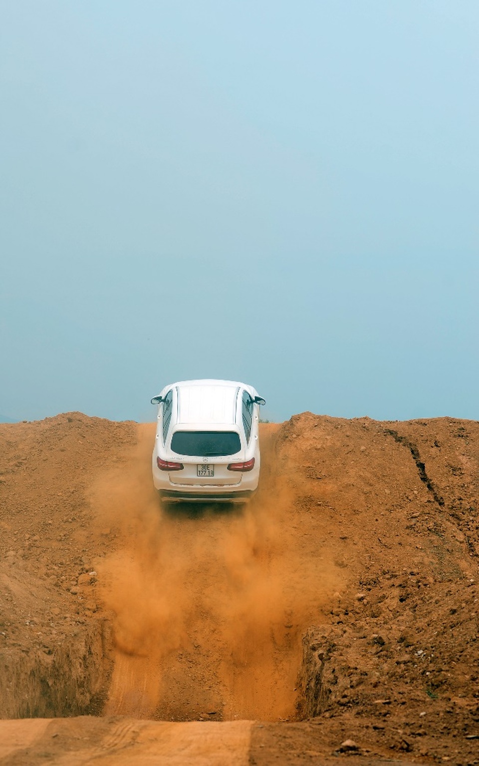 Rally là một trong hai nội dung nâng cao được Mercedes-Benz Việt Nam mang đến MBDA 2017, đòi hỏi người lái phải điều khiển xe qua bãi lầy, dốc cao hay những con đường gập ghềnh, khúc khuỷu lấp bụi mờ… ở tốc độ cao.