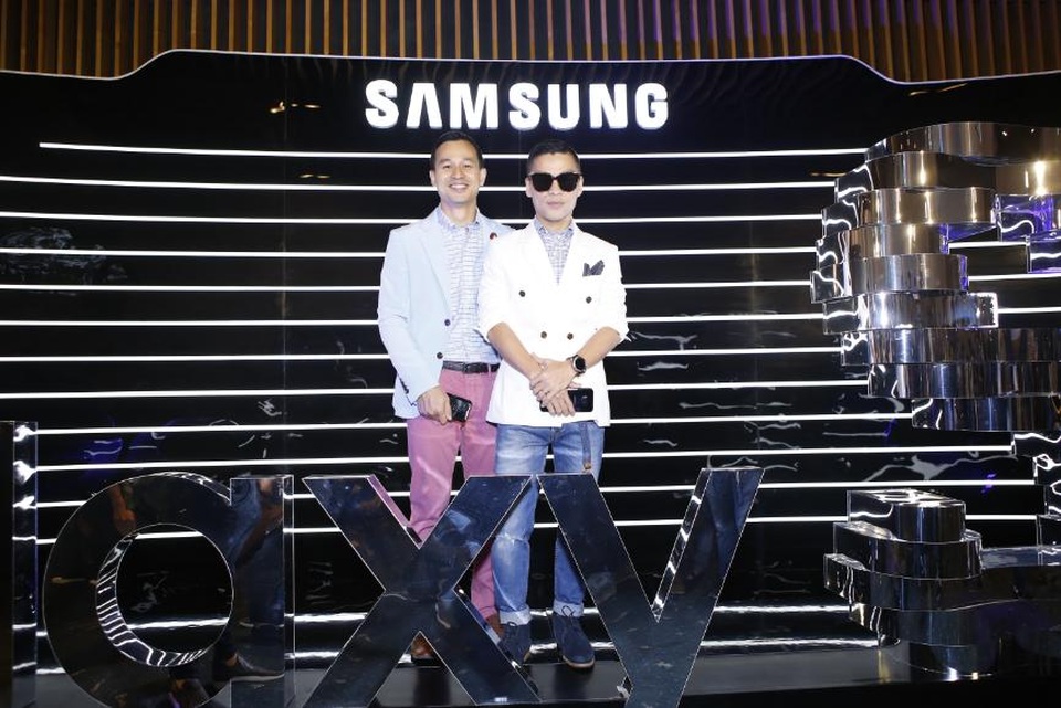 Adrian Anh Tuấn hoàn toàn bất ngờ với khả năng hiển thị màu sắc cực chuẩn của Galaxy S8. Chiếc điện thoại này hoàn toàn có thể trở thành “trợ lý thiết kế” của anh trong tương lai.