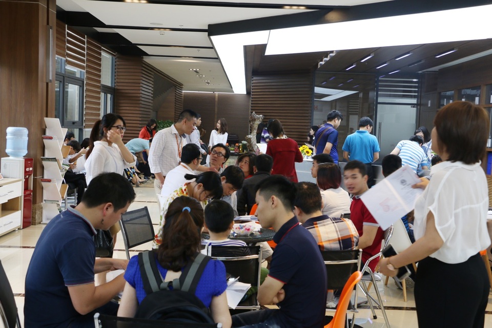 
Khách hàng làm hồ sơ nhà ở xã hội tại dự án The Vesta
