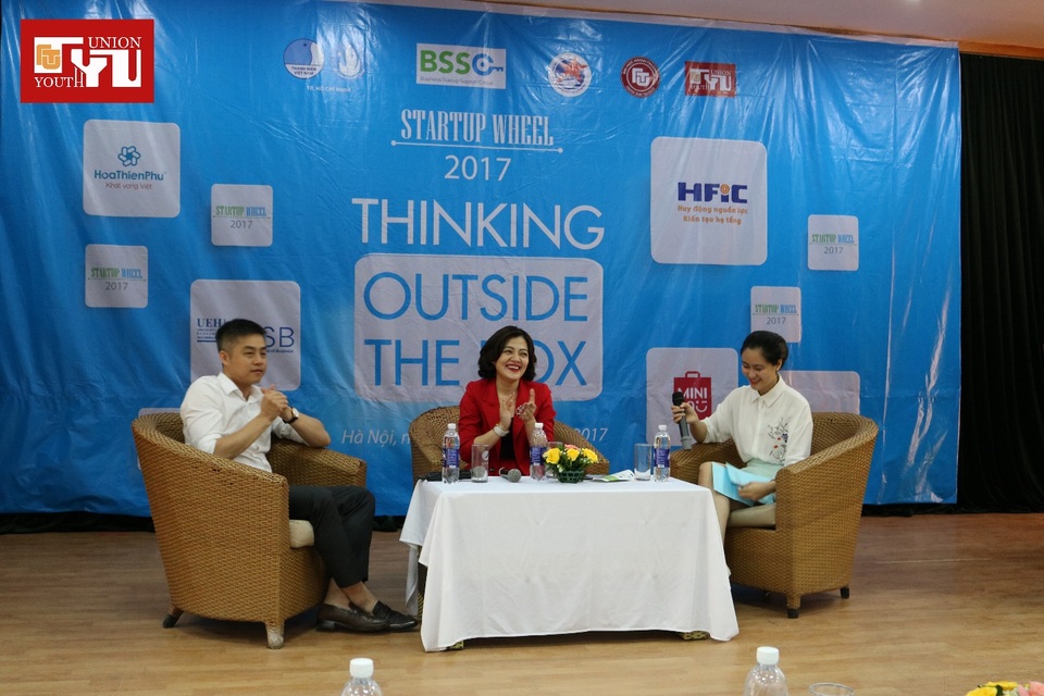 Phát động cuộc thi ý tưởng khởi nghiệp Startup Wheel 2017 - 2
2 diễn giả của chương trình : Chị Trương Lý Hoàng Phi (áo đỏ) và anh Trịnh Minh Giang.