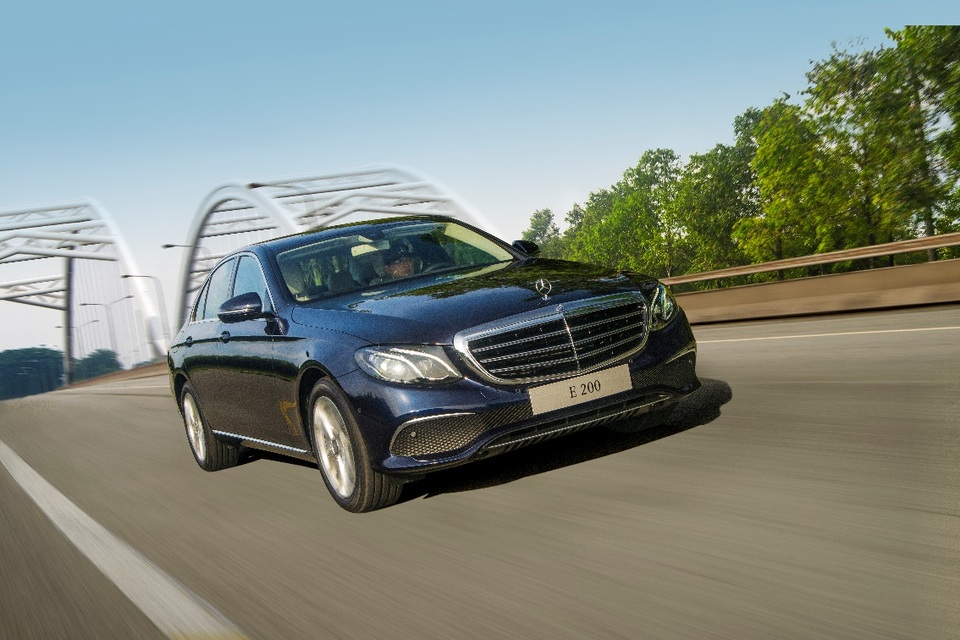 InterContinental Saigon đầu tư 10 tỷ vào dàn xe sang Mercedes-Benz E-Class - 2 Phiên bản E 200 mà InterContinental Saigon lựa chọn có mức tiêu thụ nhiên liệu trung bình từ 5,9 - 6,3 lít/100km