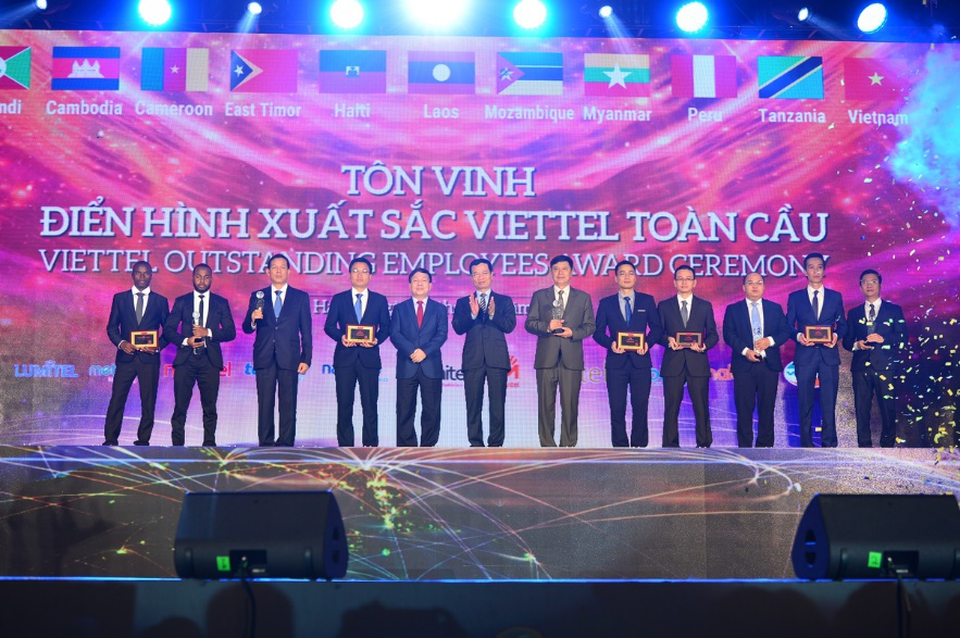 Tôn vinh chuyên gia Việt đầu tiên phát hiện lỗ hổng của Facebook - 2 Trong 5 tập thể được tôn vinh, Viện Nghiên cứu và phát triển Viettel là đơn vị 2 năm liên tiếp được vào danh sách xuất sắc nhất toàn cầu.