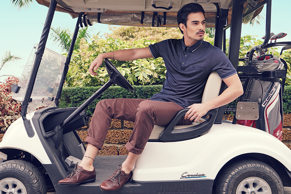 Với Bộ sưu tập áo polo Filo 2017, Giovanni thực sự tạo ra sự khác biệt đột phá: Vẫn là những mẫu áo sử dụng chất liệu dệt từ cotton Ai Cập – loại cotton xa xỉ nhất trên thế giới, Bộ sưu tập Filo 2017 được pha cùng lụa để tăng sự mềm mịn, thoáng mát, nhẹ và ôm dáng hơn. Công nghệ double-mercerised cải tiến giúp áo không chỉ bền màu, co giãn tốt mà còn thoáng mát và có tính kháng khuẩn, kết hợp cùng thiết kế áo ôm dáng trẻ trung hơn. Đây là sự lựa chọn hàng đầu cho mọi golf thủ yêu thích phong cách sang trọng mà vẫn tinh tế.