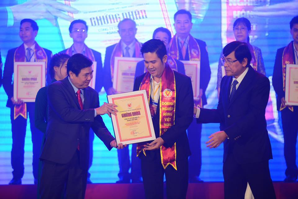 Thương hiệu điện tử Việt Nam có liều lĩnh khi tiếp tục mở rộng danh mục sản phẩm? - 2
Asanzo được người tiêu dùng bình chọn đạt chuẩn Hàng Việt Nam Chất Lượng Cao