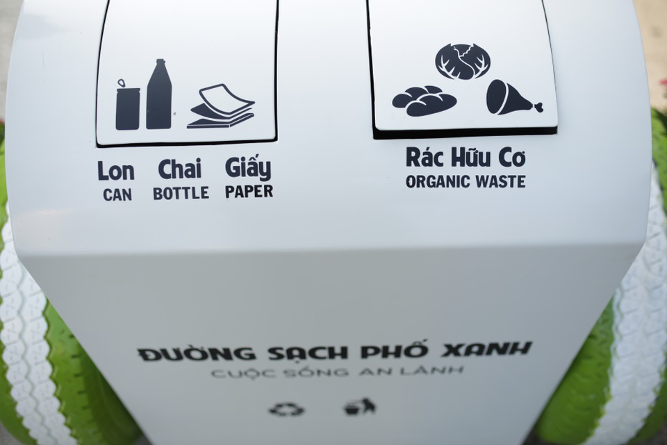 Người dân thích thú khám phá thùng rác thông minh ở phố đi bộ Nguyễn Huệ - 2