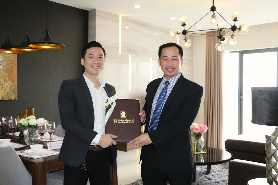 Phía sau chuyện bán nhà ưu đãi cho nhân viên… - 2 Ông Nguyễn Anh Dũng – Phó Tổng giám đốc Công ty (đứng bên phải) trao hợp đồng mua bán căn hộ HPC Landmark 105 cho KTS Phan Trung Hiếu - Cán bộ đầu tiên thuộc Tập đoàn Hải Phát được hưởng chính sách mua căn hộ với giá ưu đãi