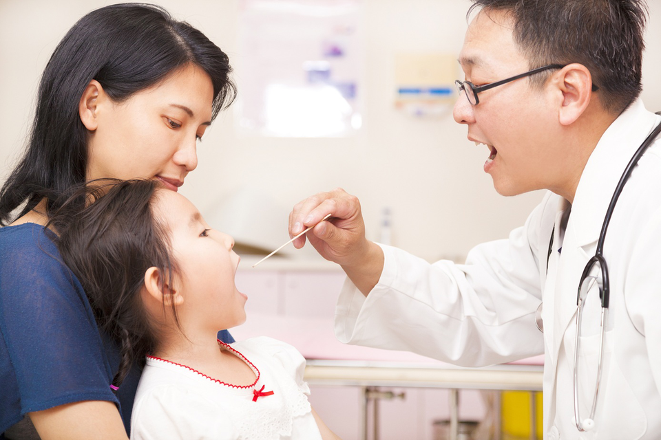 Yêu con bằng hành động - 2 Một trong những ưu điểm của việc mua bảo hiểm là có thể tập cho con cái tính tuân thủ với kế hoạch được lập ra trong cuộc sống