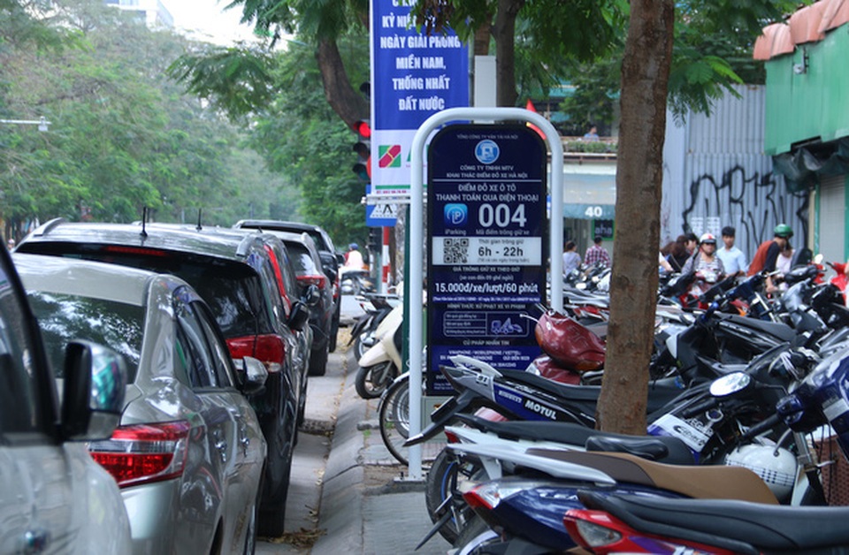 Hà Nội: Người dân lúng túng khi sử dụng công nghệ đỗ xe thông minh - 3
Trong những ngày qua lưu lượng ô tô có nhu cầu đỗ trên hai tuyến phố Lý Thường Kiệt và Trần Hưng Đạo giảm đi vì đúng vào đợt nghỉ lễ dài ngày. Dự kiến khi khi người dân trở lại làm việc, nhu cầu đỗ xe sẽ tăng rất cao. Đây cũng là khó khăn của chúng tôi khi phần nhiều khách hàng chưa biết sử dụng dịch vụ đỗ xe thông minh này, ví du như tải ứng dụng iParking, một nhân viên trông giữ xe tại đây cho biết.