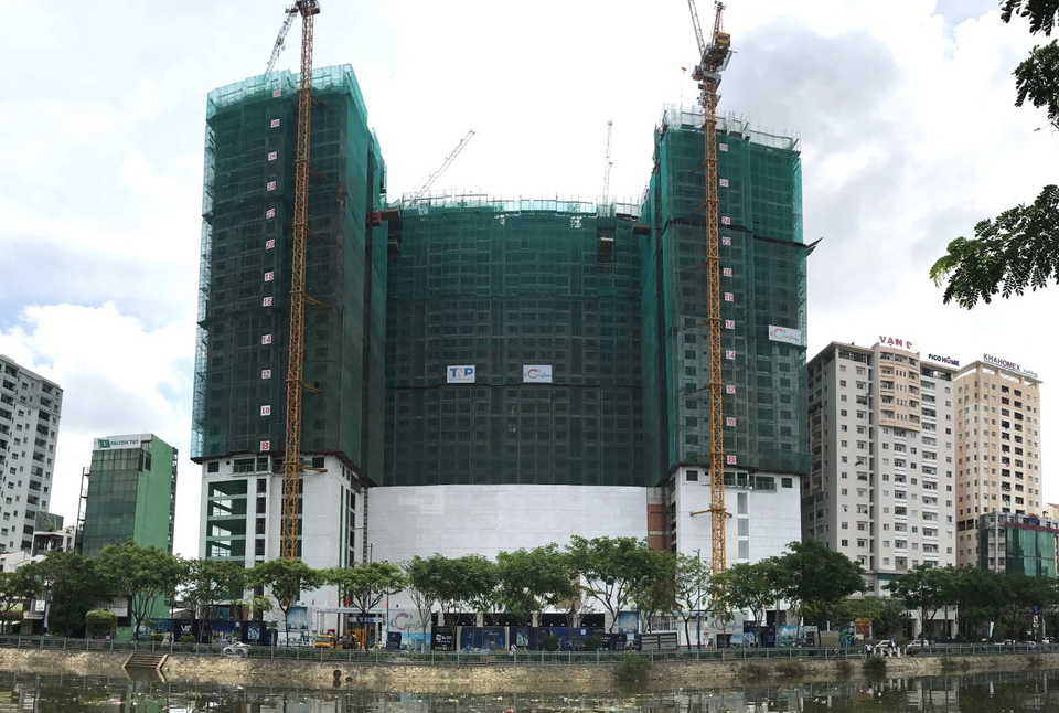 Dự án tại TP.HCM xuất sắc giành giải thưởng BĐS quốc tế - 2 Được tích hợp hàng loạt tiện ích đẳng cấp, xứng tầm tiêu chuẩn của khu phức hợp cao cấp, các cư dân The GoldView sẽ có sự trải nghiệm tuyệt vời với những giá trị sống đích thực ngay trung tâm thành phố.