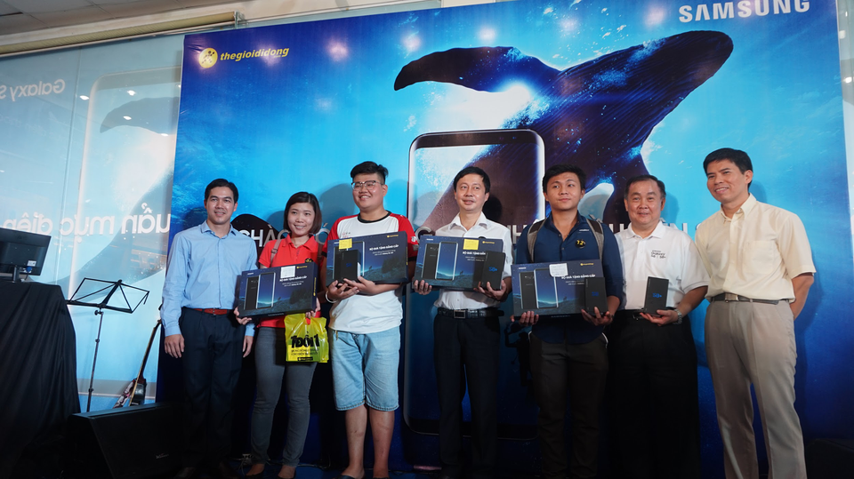 Ông Nguyễn Quang Hiền Huy – Phó Tổng Giám Đốc Samsung Vina (bìa trái) trực tiếp tham dự và tận tay trao những chiếc Galaxy S8 và S8 Plus đầu tiên cho các khách hàng của Thế Giới Di Động.