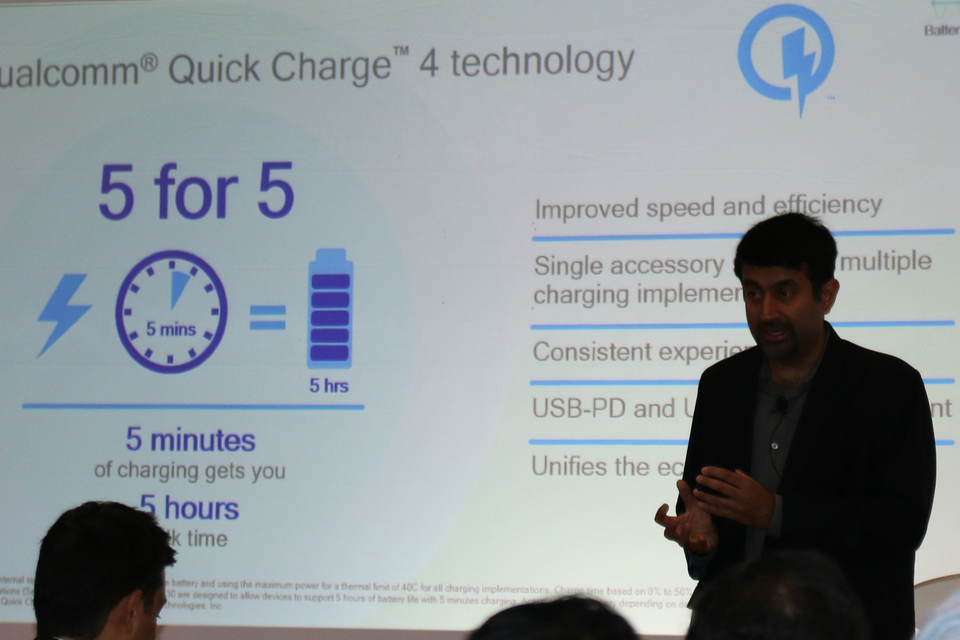 Qualcomm "khoe" công nghệ sạc 50% pin smartphone trong 5 phút - 2 Qualcomm tuyên bố smartphone trang bị công nghệ sạc nhanh Quick Charge 4.0 của họ sẽ mang đến 5 tiếng sử dụng chỉ sau 5 phút sạc.