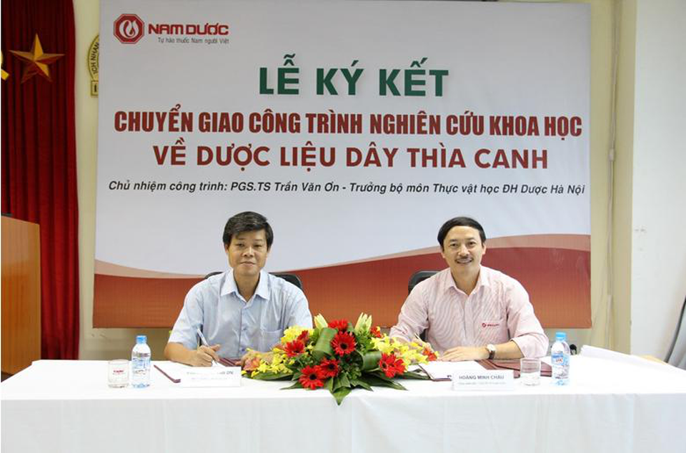Tin vui bất ngờ cho bệnh nhân tiểu đường - 2 Lễ ký kết chuyển giao đề tài nghiên cứu cấp Bộ về Dây thìa canh cho công ty Nam Dược