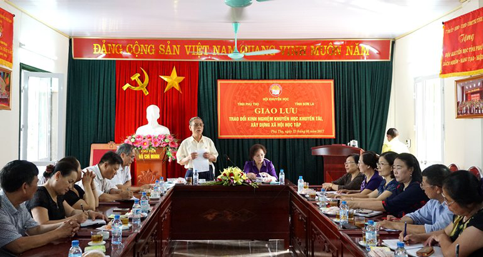 Giao lưu trao đổi kinh nghiệm khuyến học, khuyến tài, xây dựng xã hội học tập - 2
Chủ tịch Hội Khuyến học tỉnh Sơn La Trần Luyến phát biểu tại chương trình