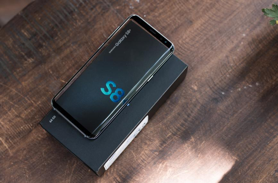 Kể từ ngày mở bán, Galaxy S8 không chỉ thiết lập kỷ lục doanh số mà còn khởi tạo một trào lưu mới trong cộng đồng tín đồ công nghệ: chụp ảnh “mở hộp” trong suốt. Nhờ lợi thế là màn hình vô cực, hàng loạt bức ảnh mở hộp độc đáo với hiệu ứng nhìn đẹp mắt của Samfan đã ra đời.