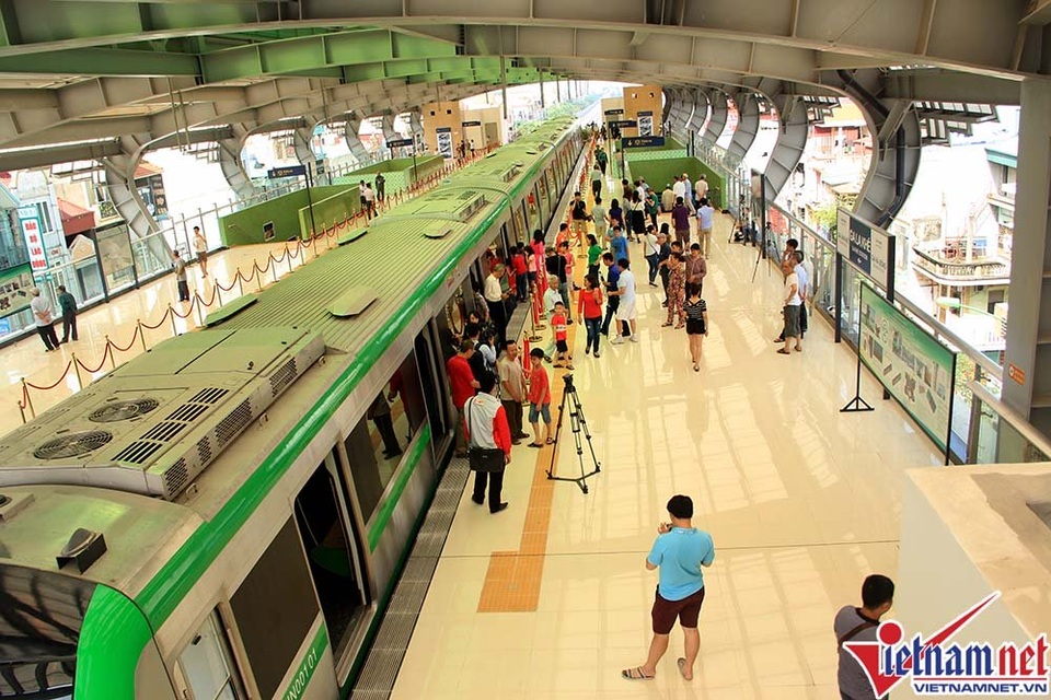 Nhiều bất tiện ở tuyến đường sắt trên cao Cát Linh-Hà Đông - 2
Ngay trong buổi sáng đã có hàng trăm lượt người đến tham quan. Đa số người dân hào hứng, thích thú, tuy nhiên nhiều người ra lo lắng vì một số điều bất tiện khi tiếp cận đoàn tàu