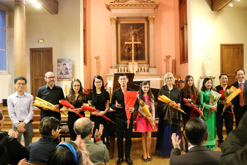 Đêm hòa nhạc gây quỹ học bổng “Đồng hành” của sinh viên Việt tại Pháp - 2
Tham tán Đại sứ quán và các nghệ sĩ biểu diễn trong buổi hòa nhạc.