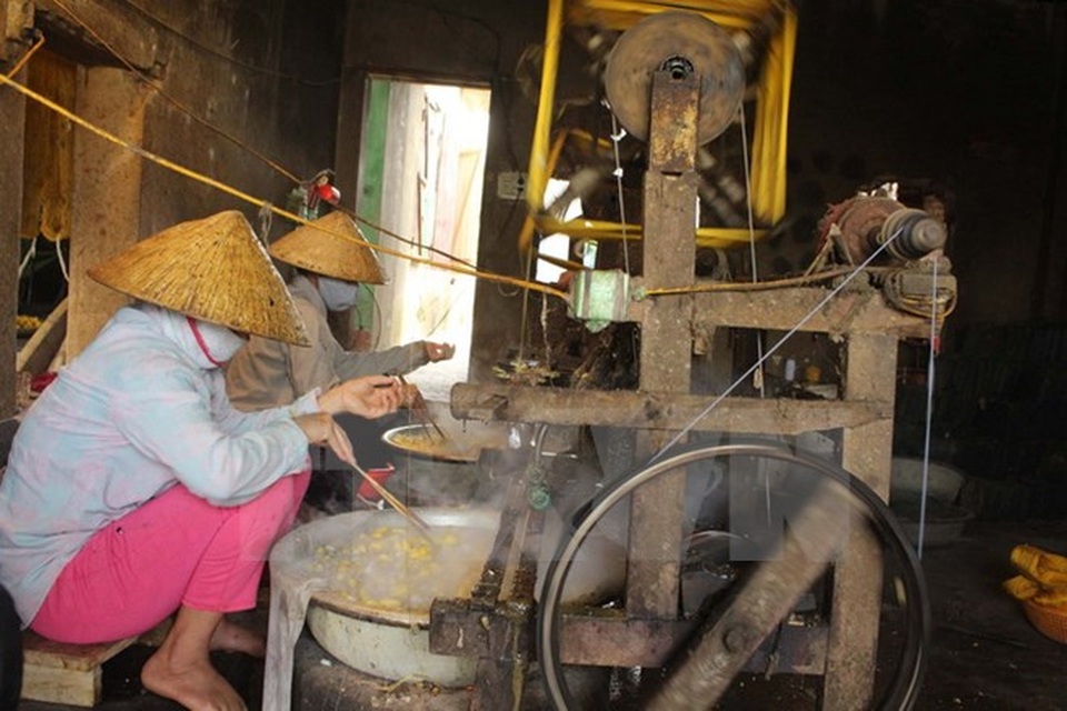 Thăng trầm nghề trồng dâu, nuôi tằm, dệt nhiễu Hồng Đô - 3 Ươm tơ. (Ảnh: Khiếu Tư/TTXVN)