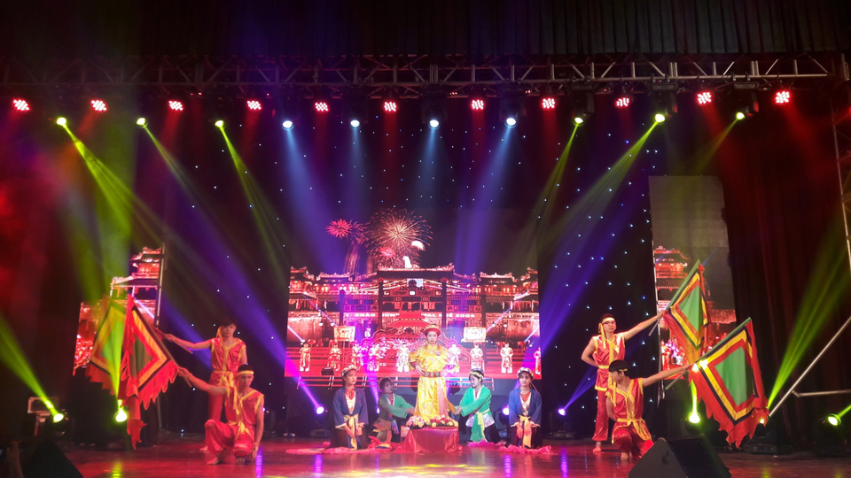 Tiết mục “Giặc đói” giành quán quân đêm chung kết AOF’s Got Talent - 1
Các tiết mục trong đêm chung kết đa dạng ở các thể loại như: múa đương đại, nhảy hiện đại, hát, chầu văn, hòa tấu nhạc cụ dân tộc… tất cả cùng tranh tài, cống hiến hết mình cho đêm thi hoành tráng